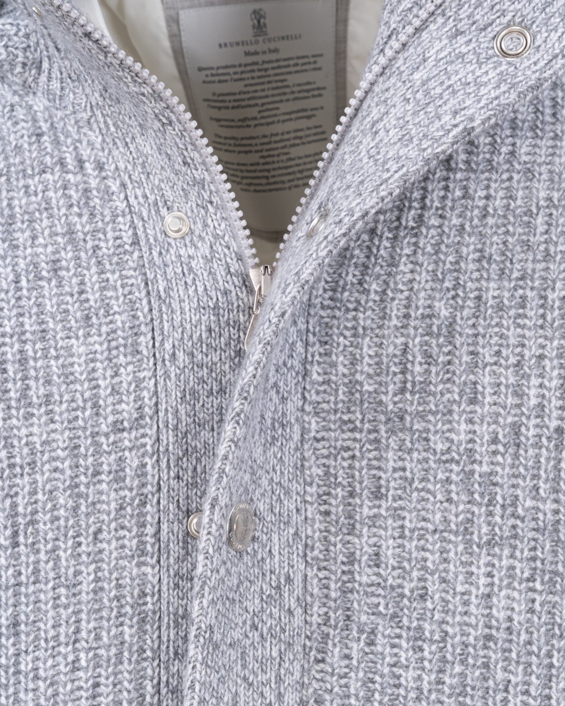 shop BRUNELLO CUCINELLI Saldi Giacchetto: Brunello Cucinelli piumino in maglia di cashmere imbottito con piuma d' oca.
Chiusura con bottoni a zip.
Cappuccio regolabile e rimovibile.
Tasche a filo.
Composizione: 100% cashmere.
Made in Italy.. M225P116-CK665 number 7203690